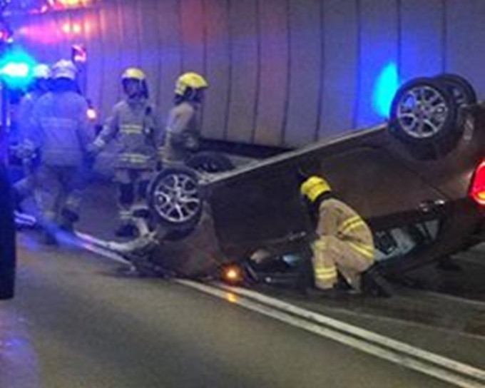 私家車大欖隧道失控反肚。Facebook「香港突發事故報料區」圖片