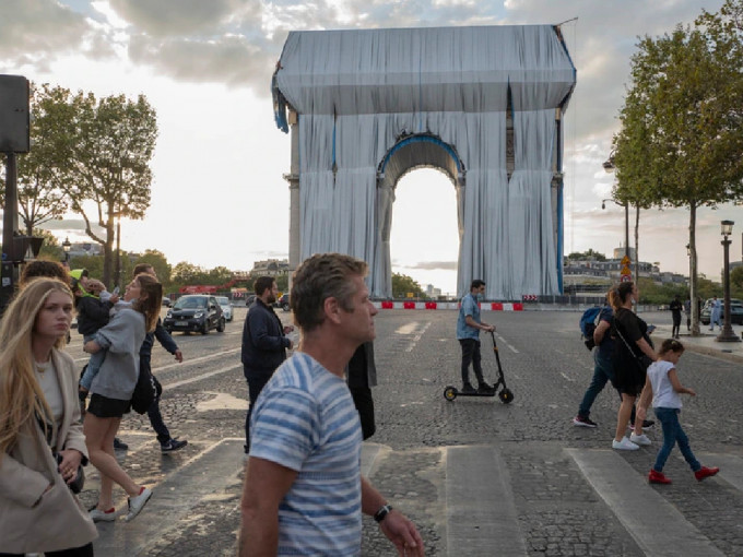 巴黎知名地标凯旋门现被银色和蓝色的可回收聚丙烯织物包裹起来。（美联社）