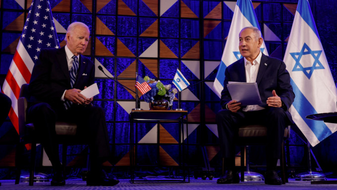 美国总统拜登（左）在以色列与内塔尼亚胡会面。 路透社