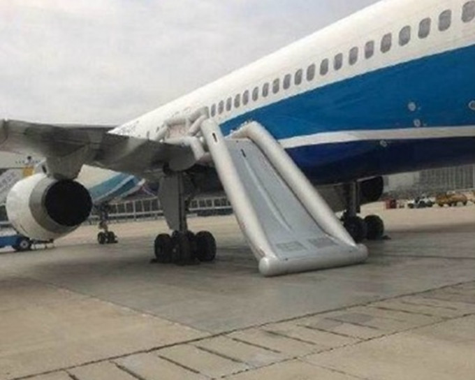 厦门航空一班客机有乘客打开逃生滑梯导致航班延误四小时。网上图片