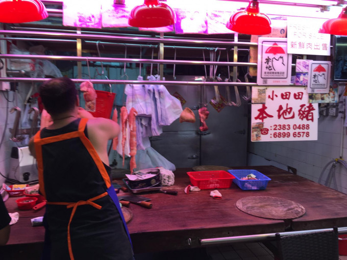 九龍城街市約有10檔豬肉檔，今午只有1檔售賣本地豬的肉枱仍然營業。