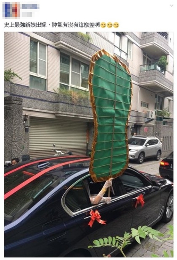 早前有新娘在車上丟自製的大型芭蕉扇。（網圖）