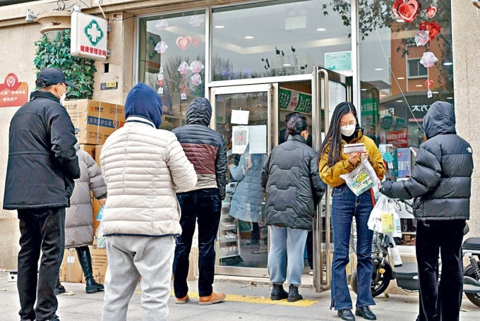 北京市民大排長龍買發燒感冒藥。
