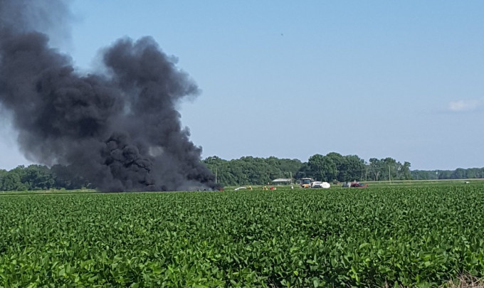 空中加油機墜毀後冒出濃煙。網圖