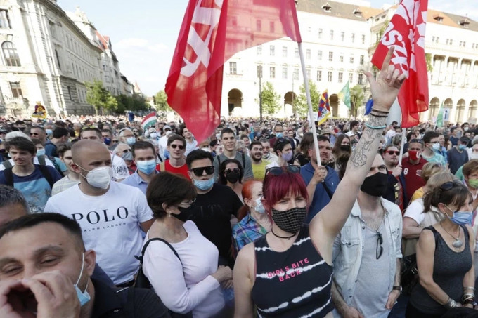 匈牙利布達佩斯大量示威者上街反對總理奧班在該市設立中國復旦大學分校計畫。AP圖片