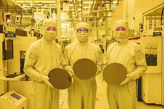 三星華城園區廠房人員，慶祝三納米晶片量產。