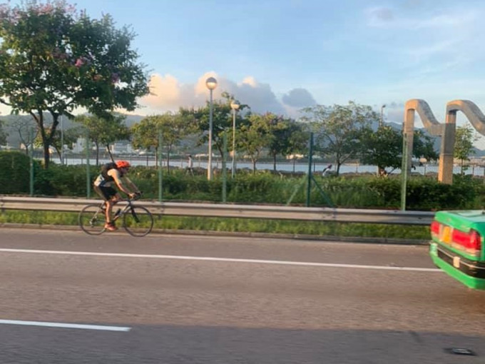 一名男子在吐露港公路上踩單車。網民CL Jeff圖片