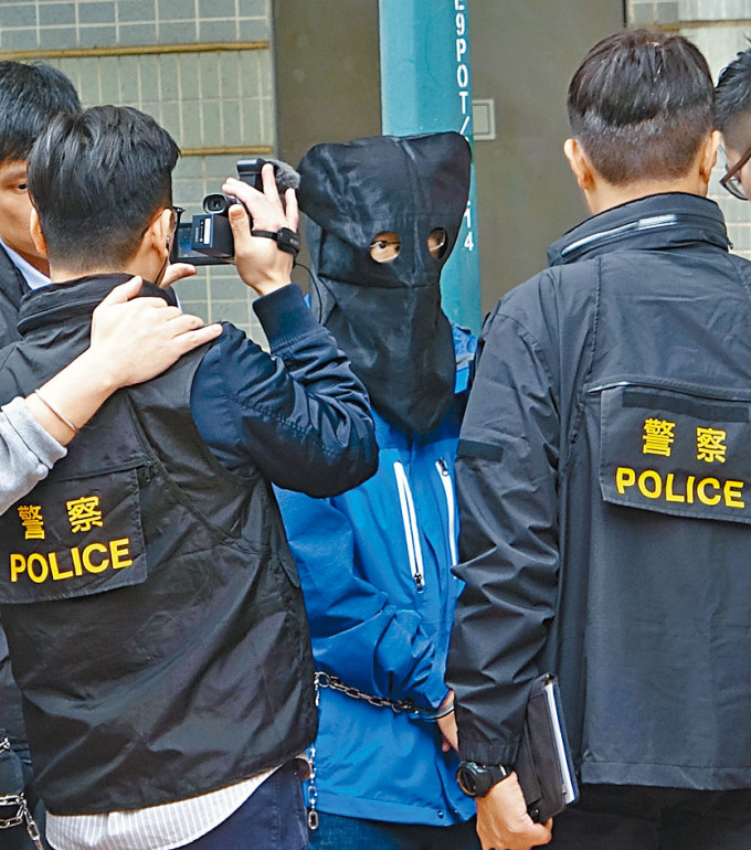 被告潛逃台灣後，即日晚上回港自首。