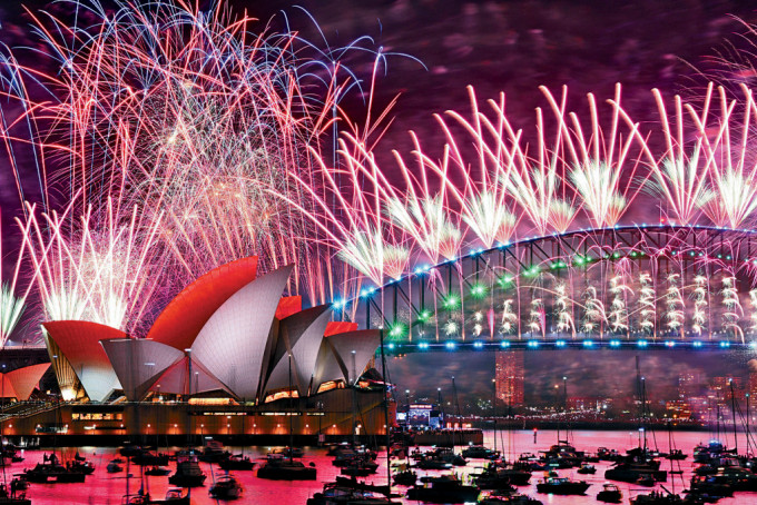 澳洲悉尼歌剧院和港湾大桥上空，周日晚燃放跨年烟花迎接2024年。