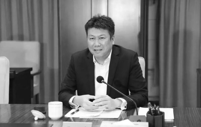 華夏銀行天津分行行長貢丹志墜樓身亡。