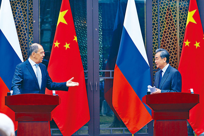 中俄外长在桂林联合记者会，王毅批评西方编造谎言干涉中国内政。