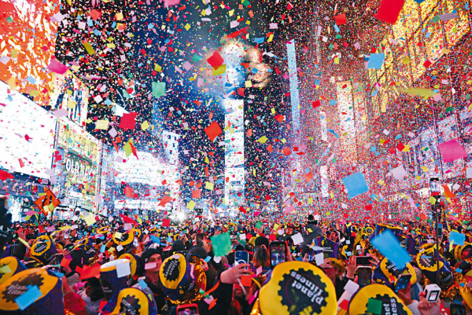 在美國紐約時代廣場，數以萬計的人參與水晶球跨年倒數。