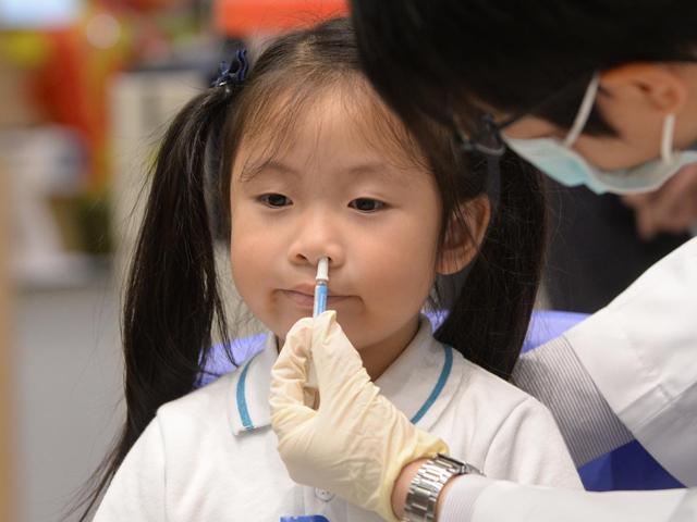 香港医院药剂师学会到幼稚园试行喷鼻式流感疫苗接种活动。