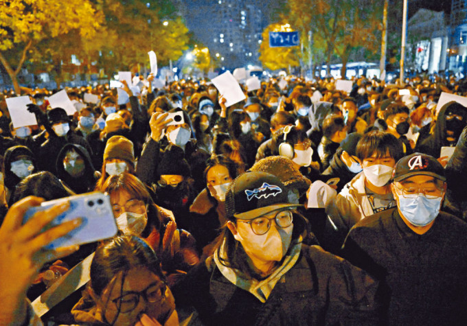 北京有民眾前日深夜聚集，要求解除封控。