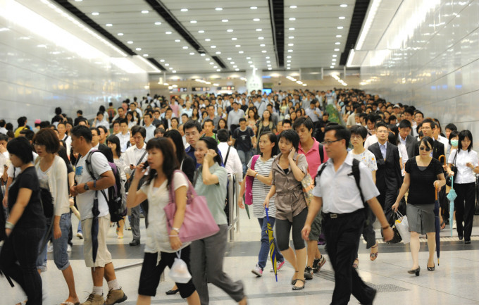 港鐵會增加繁忙時間的班次。資料圖片