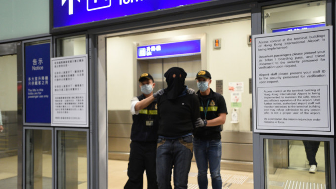 外籍旅客持12块番梘藏背包乘机来港 揭内藏330万可卡因毒品被捕