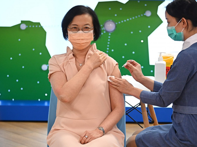 陳肇始今日接種流感疫苗。