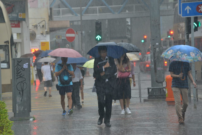 预测本港地区今日大致多云，间中有骤雨及雷暴，初时雨势颇大。