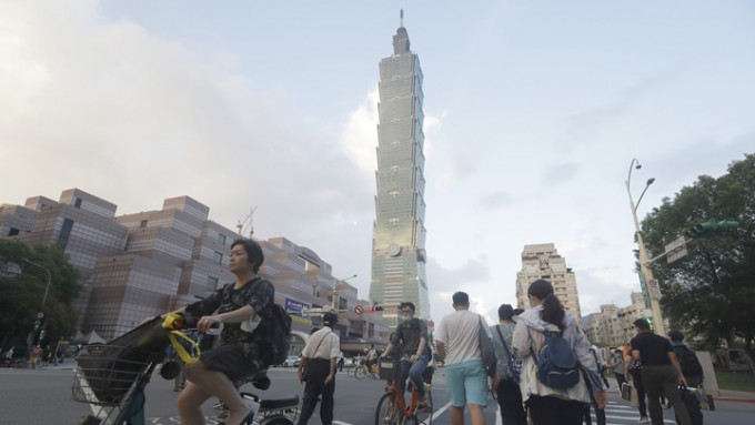 台灣將於明年元旦起調升基本薪資水平。路透社圖片