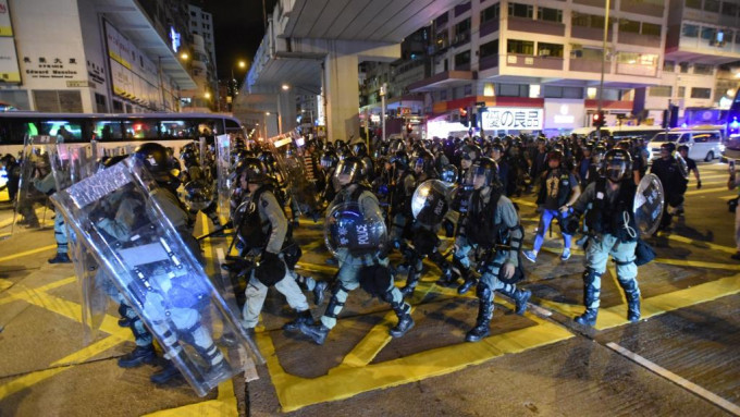 当晚大批人士集结于旺角警署防暴警到场驱赶。资料图片