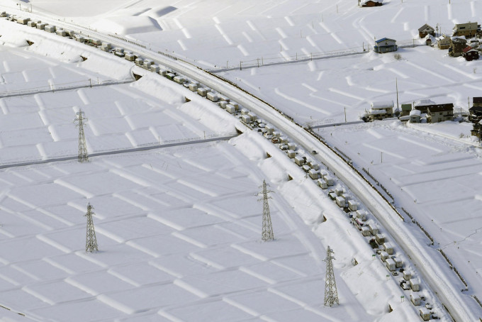 日本新潟一場大雪讓約千名司機被困於高速公路。AP