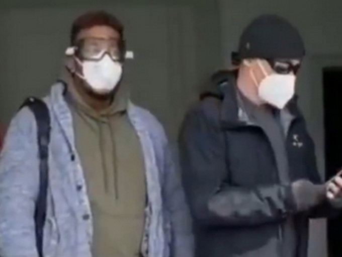 有網民爆料指青島某社區市民排隊作核酸檢測時，出現3名外國人插隊，從而引發衝突。(網圖)