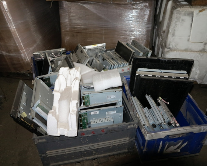 環保署在回收場檢獲大批破舊廢液晶屏的有害電子廢物。環保署圖片