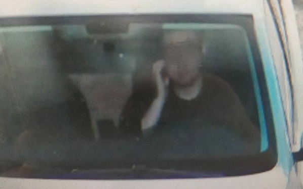 濟南一名司機駕車時，用右手摸了一下臉，結果被電子交警抓拍成了打電話。 網上圖片