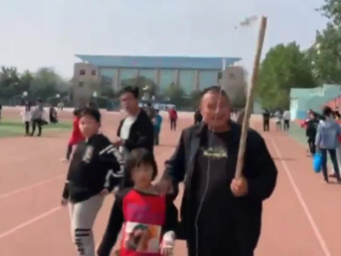 河北一名虎爸帶着吊住鹽水的女兒參觀名校。（網圖）