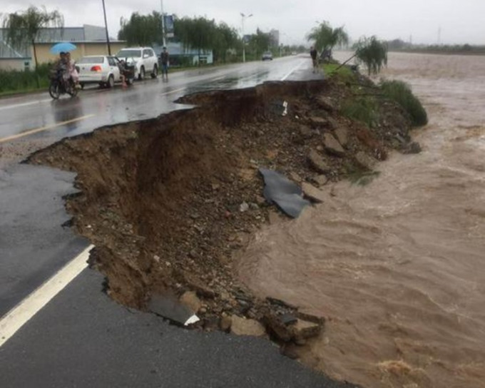 强降雨导致道路及逾千间房屋倒塌。