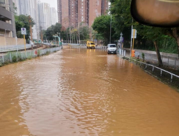 麒麟站附近有水管爆裂。香港突發事故報料區fb圖片 網民Ping Pak攝