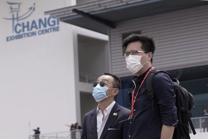 不少到新加坡的旅客都戴上口罩。AP资料图片