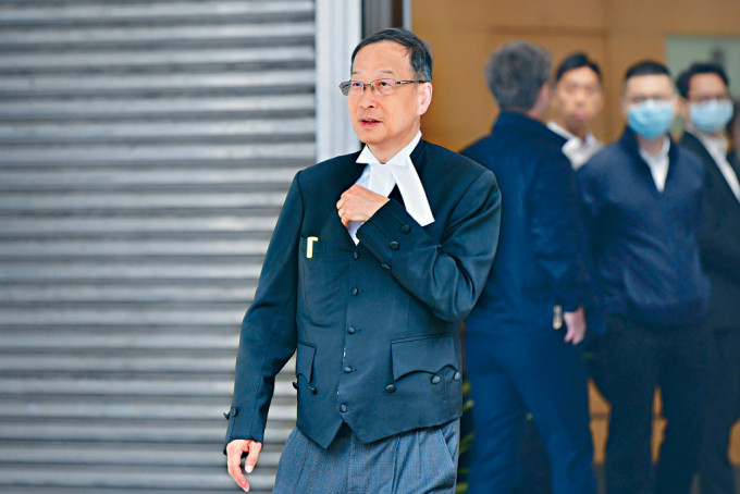 律政司代表资深大律师余若海，称《愿荣光》等32首相关歌曲违反《香港国安法》。
