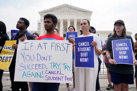 一批争取减免学生贷款的示威者周五聚集在华盛顿最高法院外。美联社