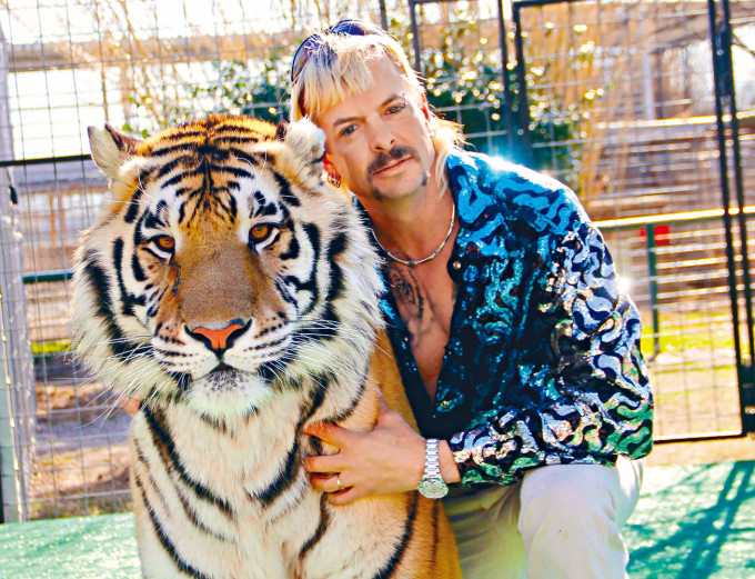 奥兰度获斟演由纪录片《养虎为患》改编电影中的主角Joe Exotic。