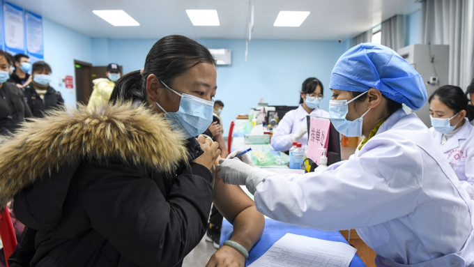 國家衞健委將加強老人接種服務。新華社圖片