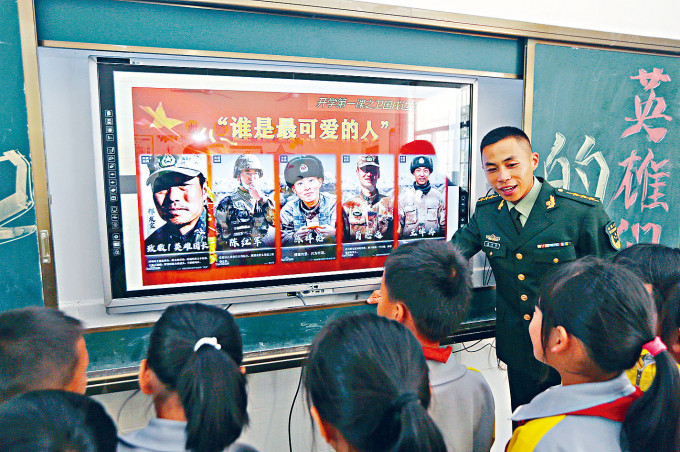 部隊人員向學生介紹中印邊境英雄。