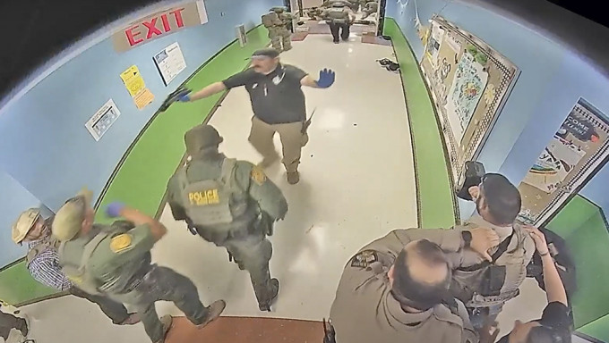德州小学枪击案，有闭路电视画面显示有警员阻上其他警员进入事发课室。AP资料图片