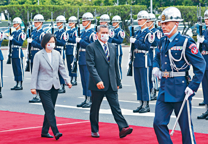现任图瓦卢总理纳塔诺（中）2022年曾访问台湾。