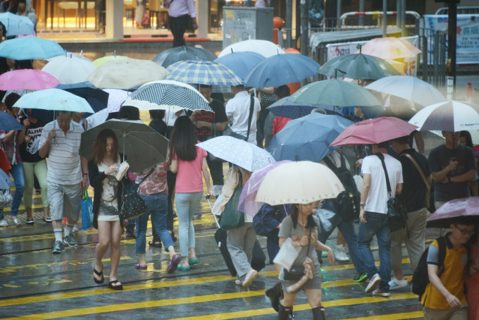 天文台发出雷暴警告。资料图片