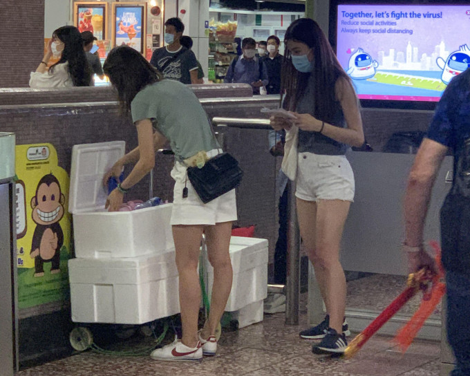 網上代購店店主相約買家於港鐵站交收時，僅以裝有保冷劑的發泡膠箱存放數十盒冰凍甜品。