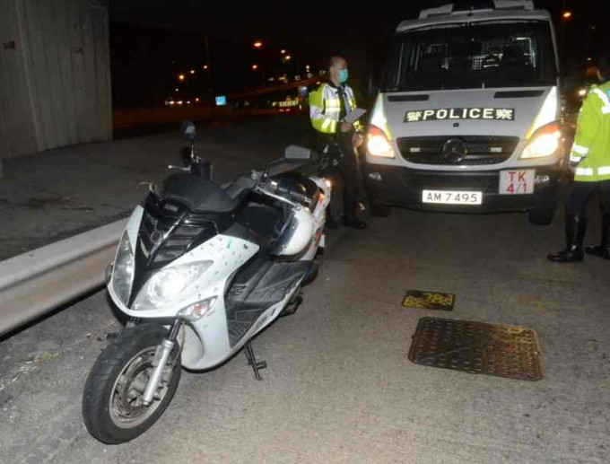 電單車在油站對開彎位失控人仰車翻。