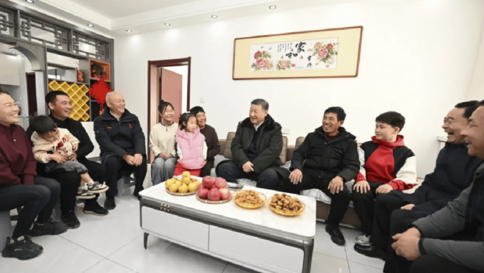 习近平赴辽宁葫芦岛市慰问民众，考察水灾重建情况。（新华社）