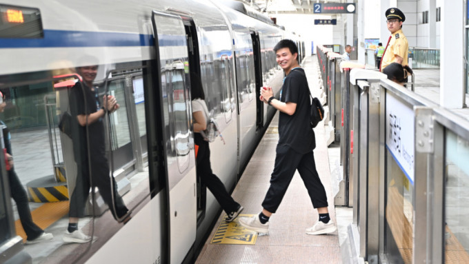 广东立法促进港澳青年在大湾区内地九市就业创业。（中新社）