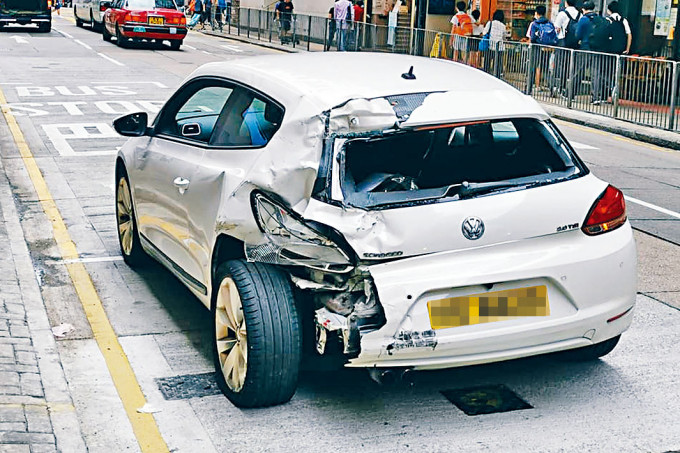 私家車車尾被撞毀。