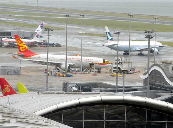 报道指国泰航空愿接收部份香港航空机师。资料图片