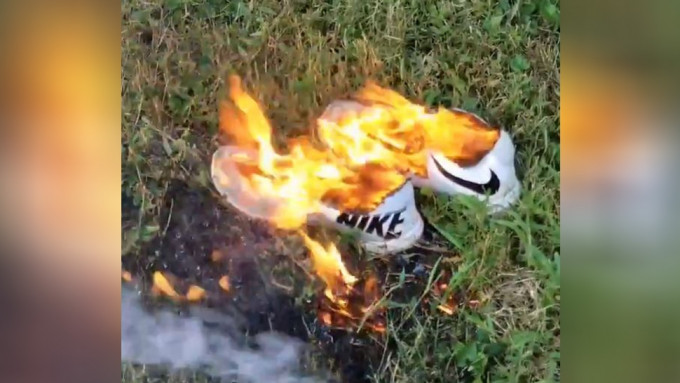 部分民众扬言抵制NIKE，还放火烧球鞋。（网图）