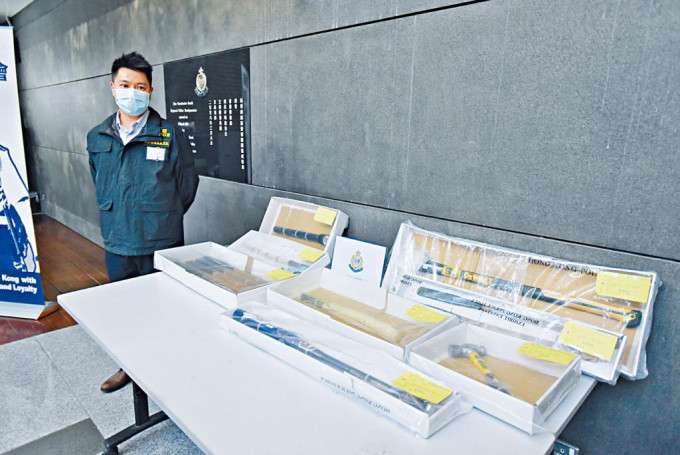 署理總督察薛國威展示搜獲的武器。