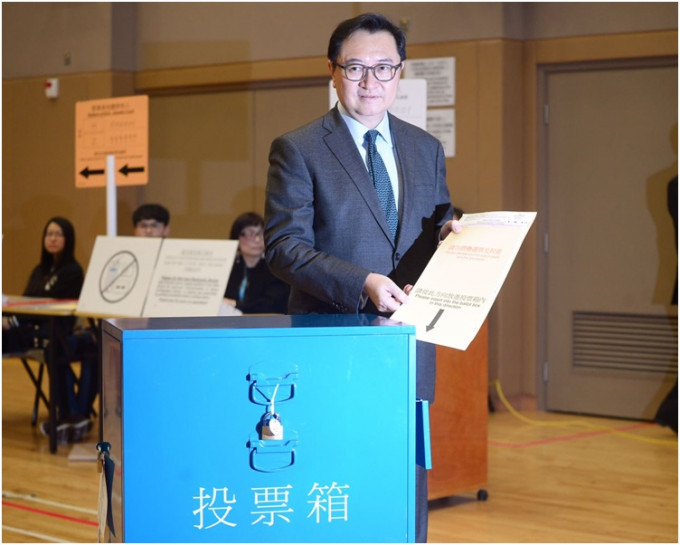 冯骅表示选民必须在登记住址或现有乡村居住满3年才有权投票。