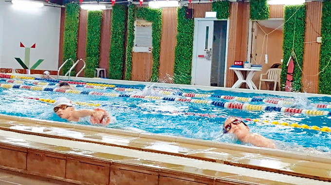 在同一泳綫游水的兩名學童，相距不足一點五米社交距離。